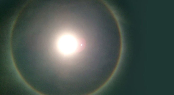 A mysterious rainbow is seen in the sky of Kolkata
