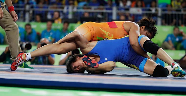 Sakshi Malik fighting in the match.