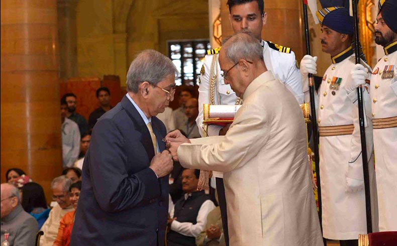 Dr-Tapan-Kumar-Lahiri-receiving-Padma-Shree-award